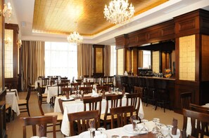 Breakfast, lunch, dinner served; international cuisine - Hotel Rexton (Craiova)