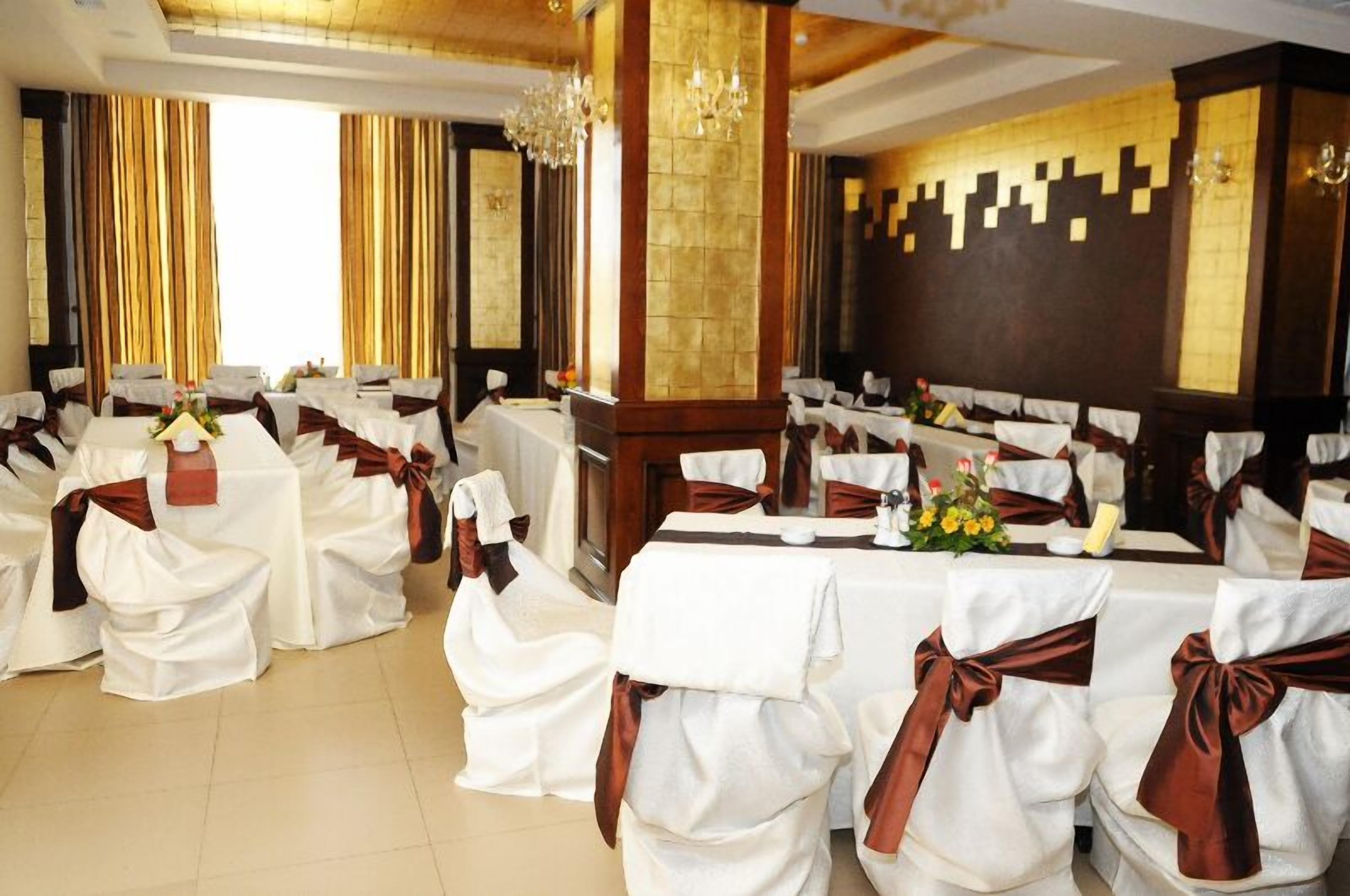 breakfast, lunch, dinner served; international cuisine