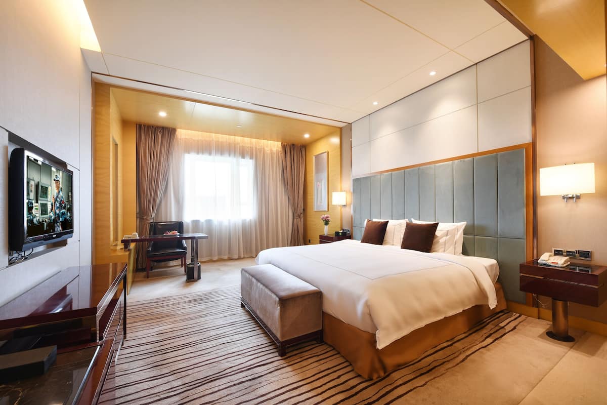 Deluxe Room, 1 Katil Raja (King) | Bar mini, peti besi dalam bilik, meja, katil lipat simpan/tambahan