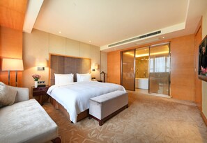 Minibar, caja de seguridad en la habitación y escritorio