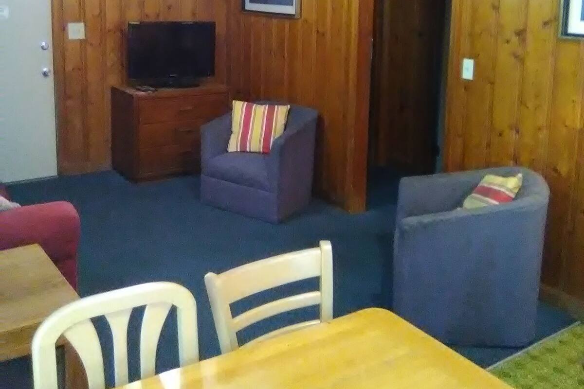 Suite Standard, 2 chambres, cuisine | Coin séjour | Télévision à écran plat