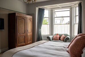 家庭套房, 独立浴室 | 高档床上用品、办公桌、笔记本电脑工作区、熨斗/熨衣板