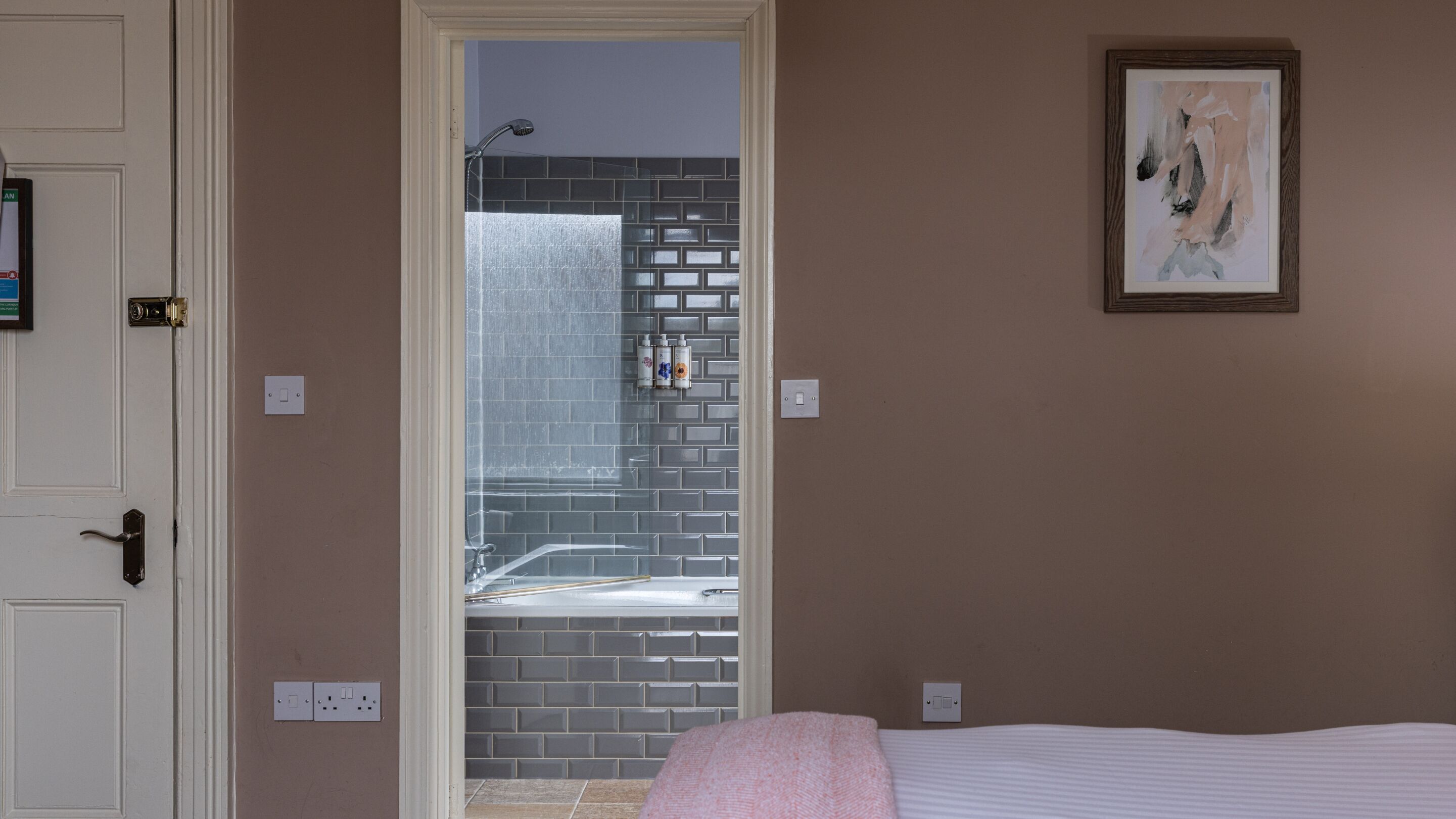 Twin Room, Ensuite | Bathroom | Hair dryer, towels, soap, shampoo