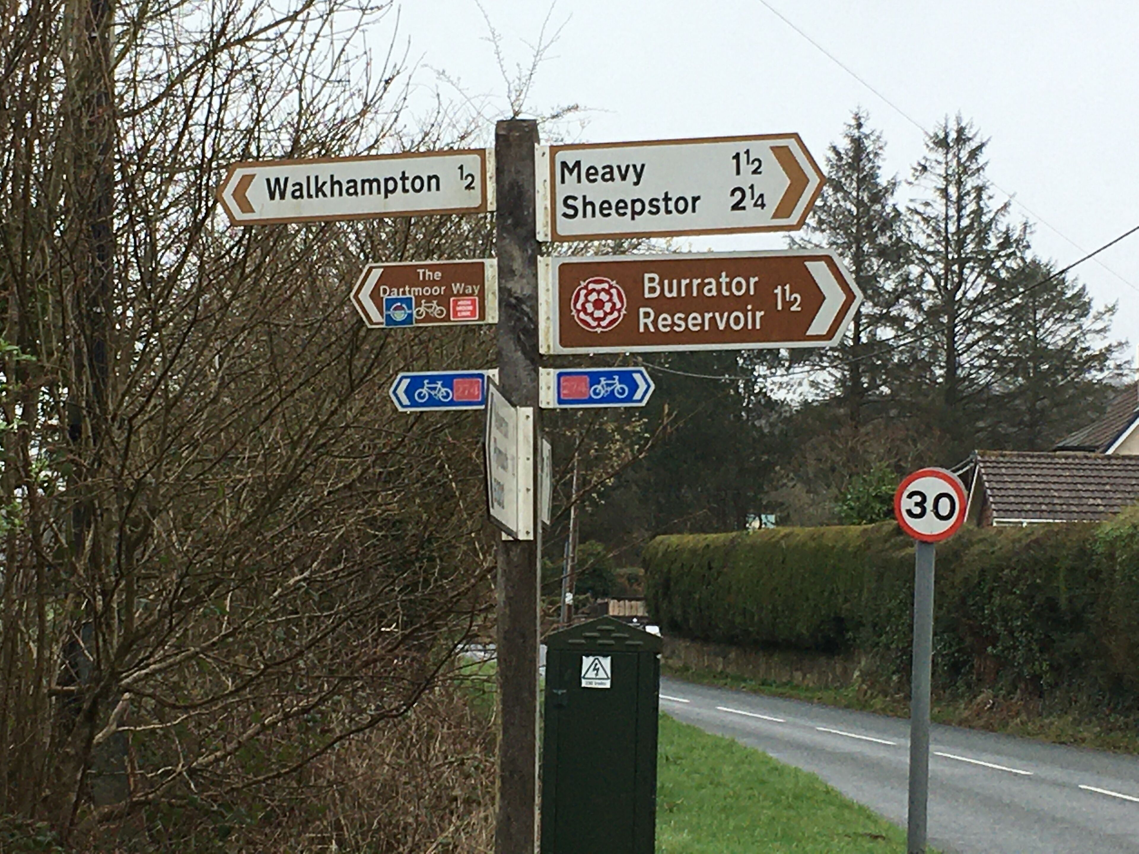 Ein Wegweiser mit mehreren Pfeilen, die nach Walkhampton, Heavy Sheepstor und dem Burryator Reservoir zeigen.