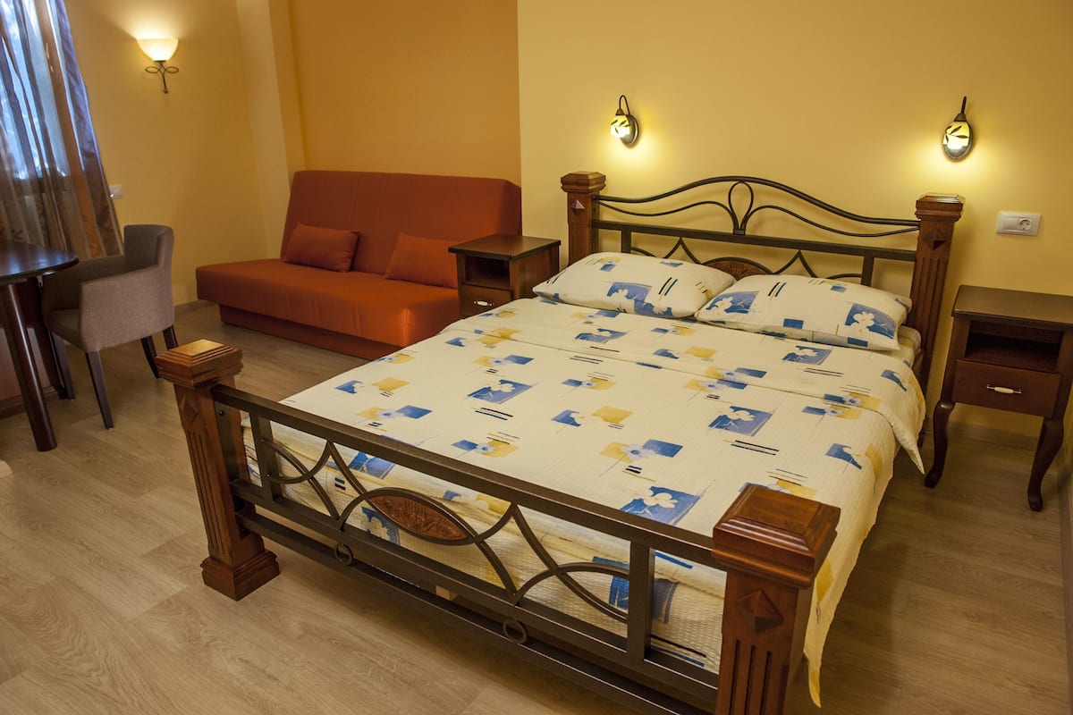 Select Comfort beds, minibar, blackout drapes, soundproofing
