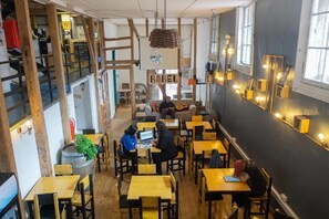 Nệm có lớp đệm bông, két bảo mật tại phòng 