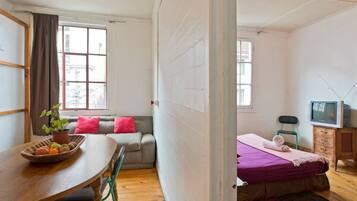 Colchones con pillow-top y caja de seguridad en la habitación