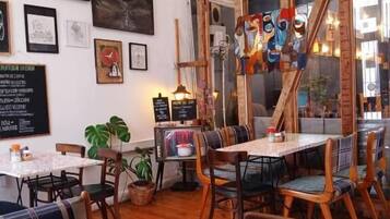 Colchones con pillow-top y caja de seguridad en la habitación