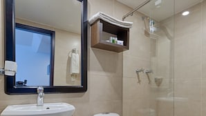 A bathroom with a white sink, mirror, and toilet. - Hotel Metropolis Plaza (Cali)