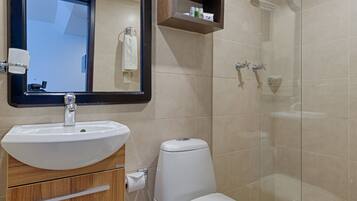 Habitación individual | Baño | Regadera, regadera tipo lluvia, amenidades de baño gratuitas