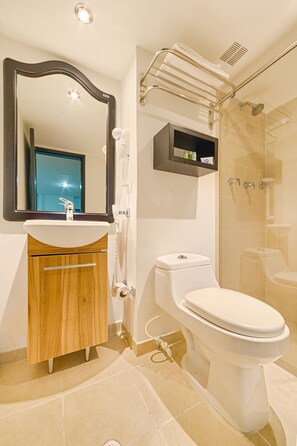 Shower, rainfall showerhead, free toiletries, hair dryer - Hotel Metropolis Plaza (Cali)