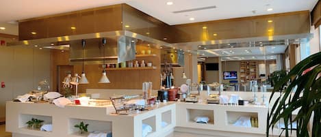 2 restaurants, serveren ontbijt, lunch, diner, Japanse gerechten