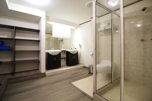 Quarto triplo | Pia do banheiro