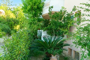 Suite, Garden View | Down comforters, in-room safe, soundproofing, free WiFi