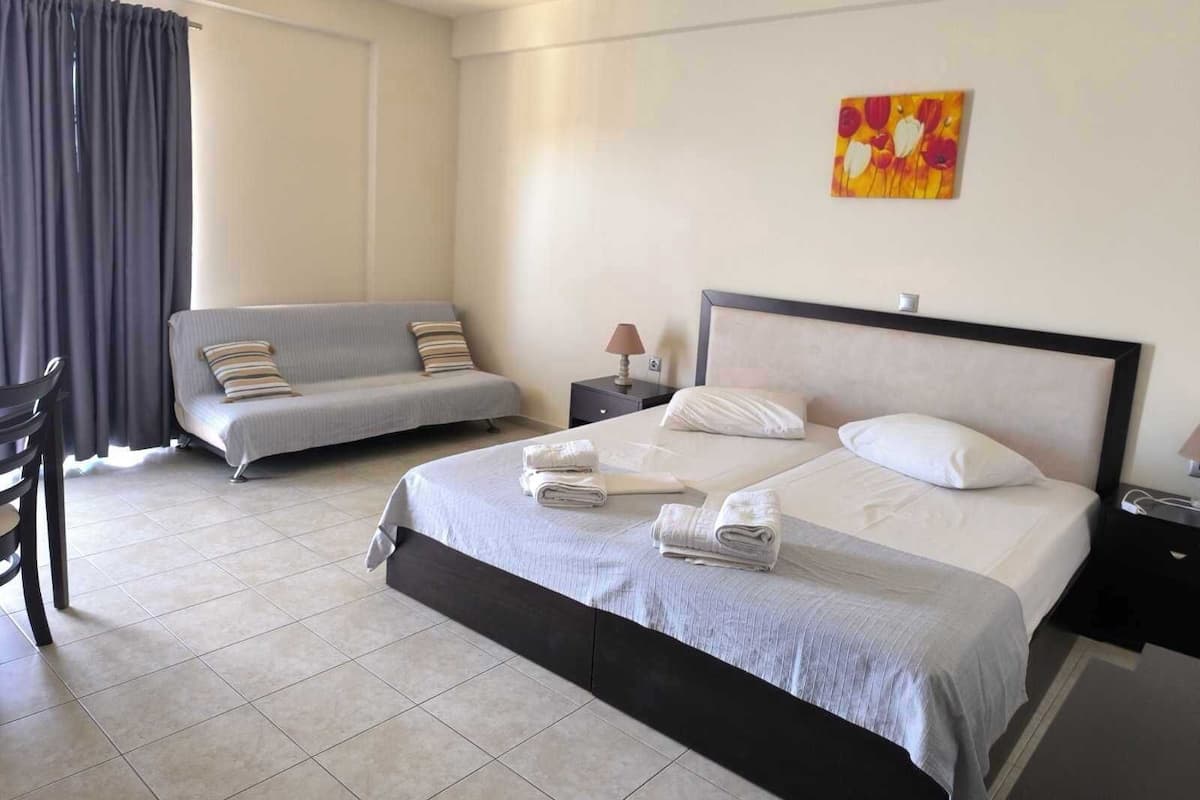 Down comforters, in-room safe, soundproofing, free WiFi