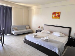 Down comforters, in-room safe, soundproofing, free WiFi - Golden Rose Suites (Platanias)