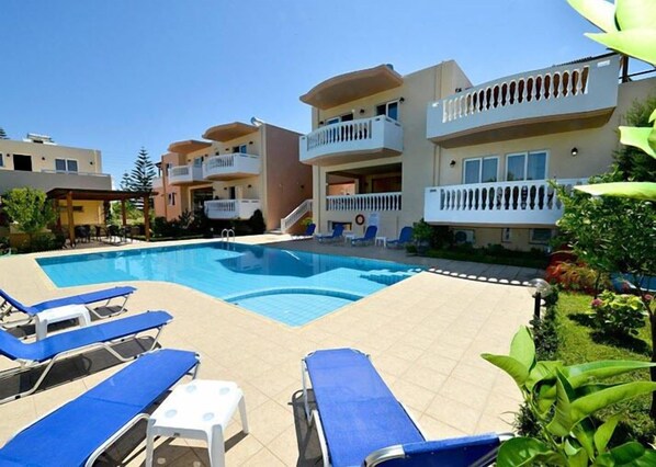 Alberca al aire libre por temporada y sombrillas en la alberca 