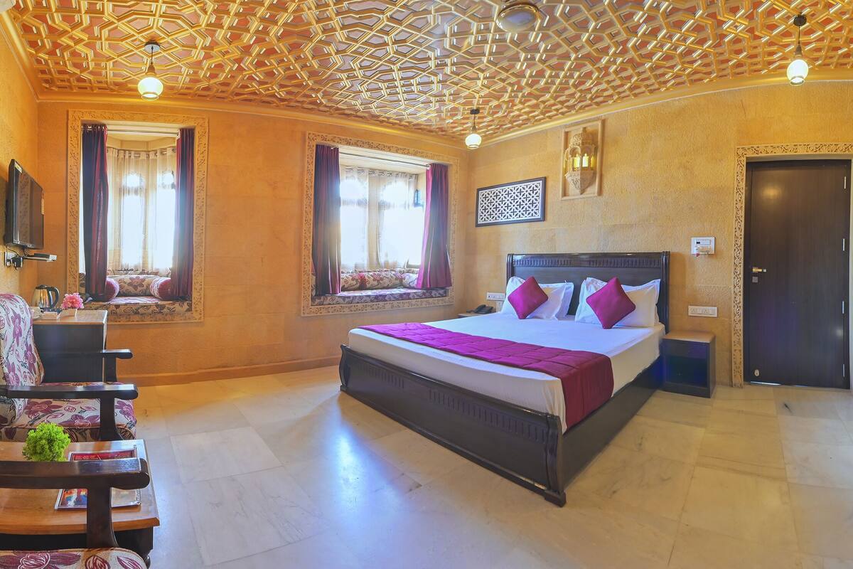 Heritage Room with Jaisalmer Fort view | Bộ trải giường bằng vải cotton Ai Cập, bộ đồ giường cao cấp 