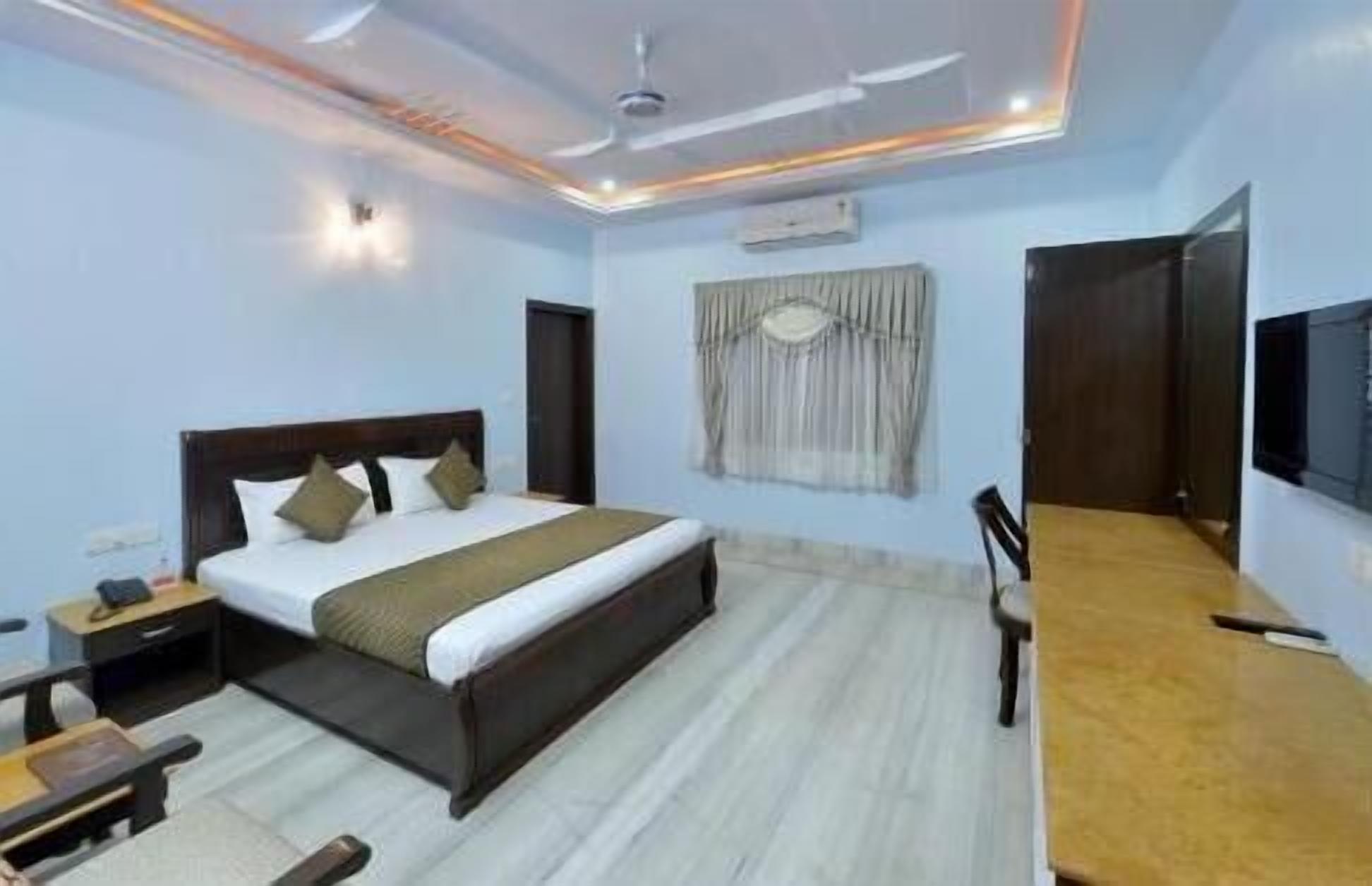 Egyptian cotton sheets, premium bedding, Select Comfort beds, minibar