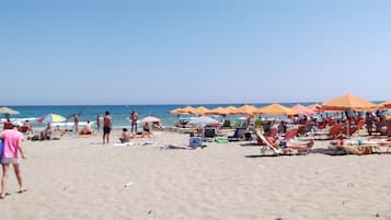 Privéstrand vlakbij, ligstoelen aan het strand, parasols