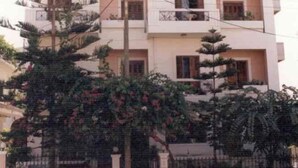 Un immeuble résidentiel à plusieurs étages, doté de balcons, d’une entrée sécurisée et d’un arbre au premier plan.