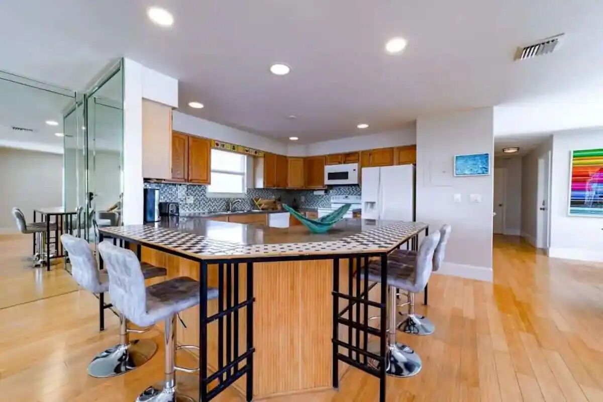 exclusive apartment | individually decorated, individually furnished, laptop workspace