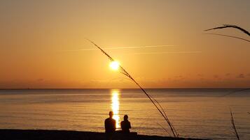 位於海灘上、白沙