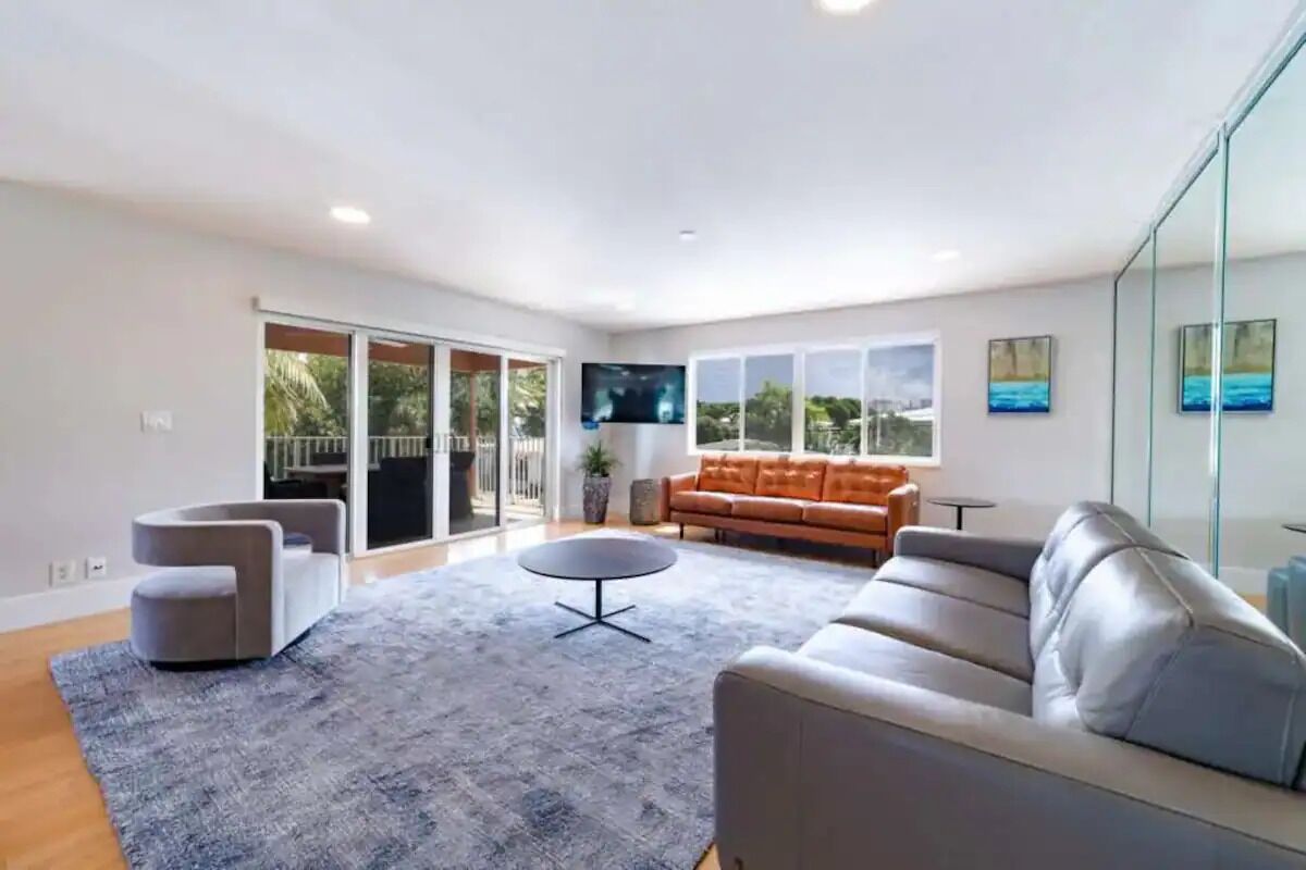 exclusive apartment | individually decorated, individually furnished, laptop workspace