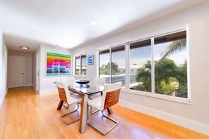 エクスクルーシブ アパートメント | 客室ごとに異なる装飾、客室ごとに異なるインテリア、ノートパソコン用作業スペース、防音設備