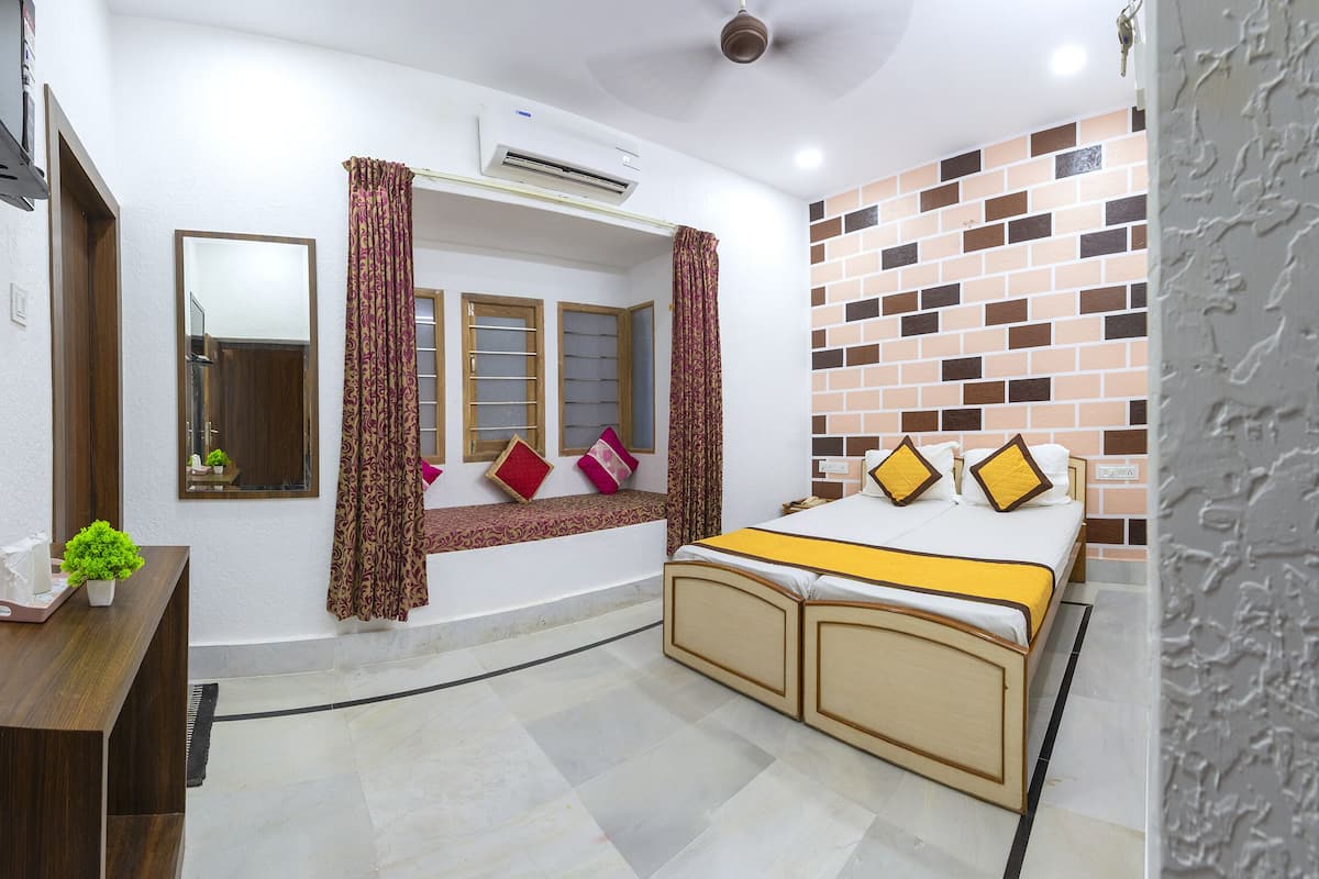 Desk, rollaway beds, free WiFi, bed sheets