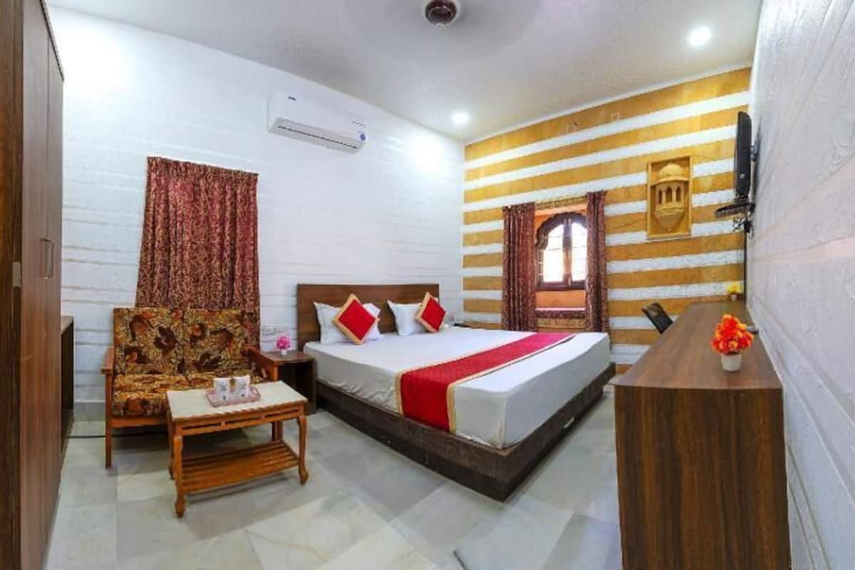 Desk, rollaway beds, free WiFi, bed sheets