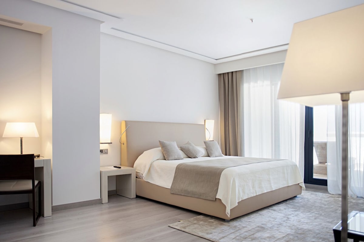 Ropa de cama hipoalergénica, edredón y minibar 