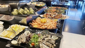 3 か所のレストラン : 朝食、ランチ、ディナーに営業