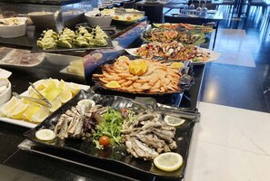 3 restaurants servant le petit déjeuner, spécialités Cuisine japonaise