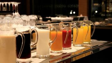 PÀivittÀinen buffetaamiainen (12 EUR per henkilö)