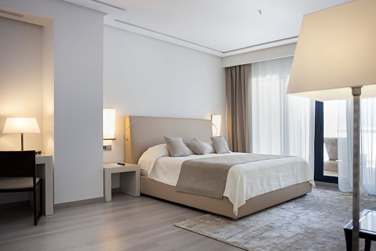 Ropa de cama hipoalergénica, edredón y minibar 