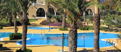 2 piscines extérieures, chaises longues