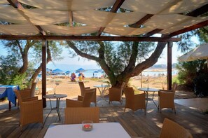 Outdoor dining - Elena Beach (Chania)