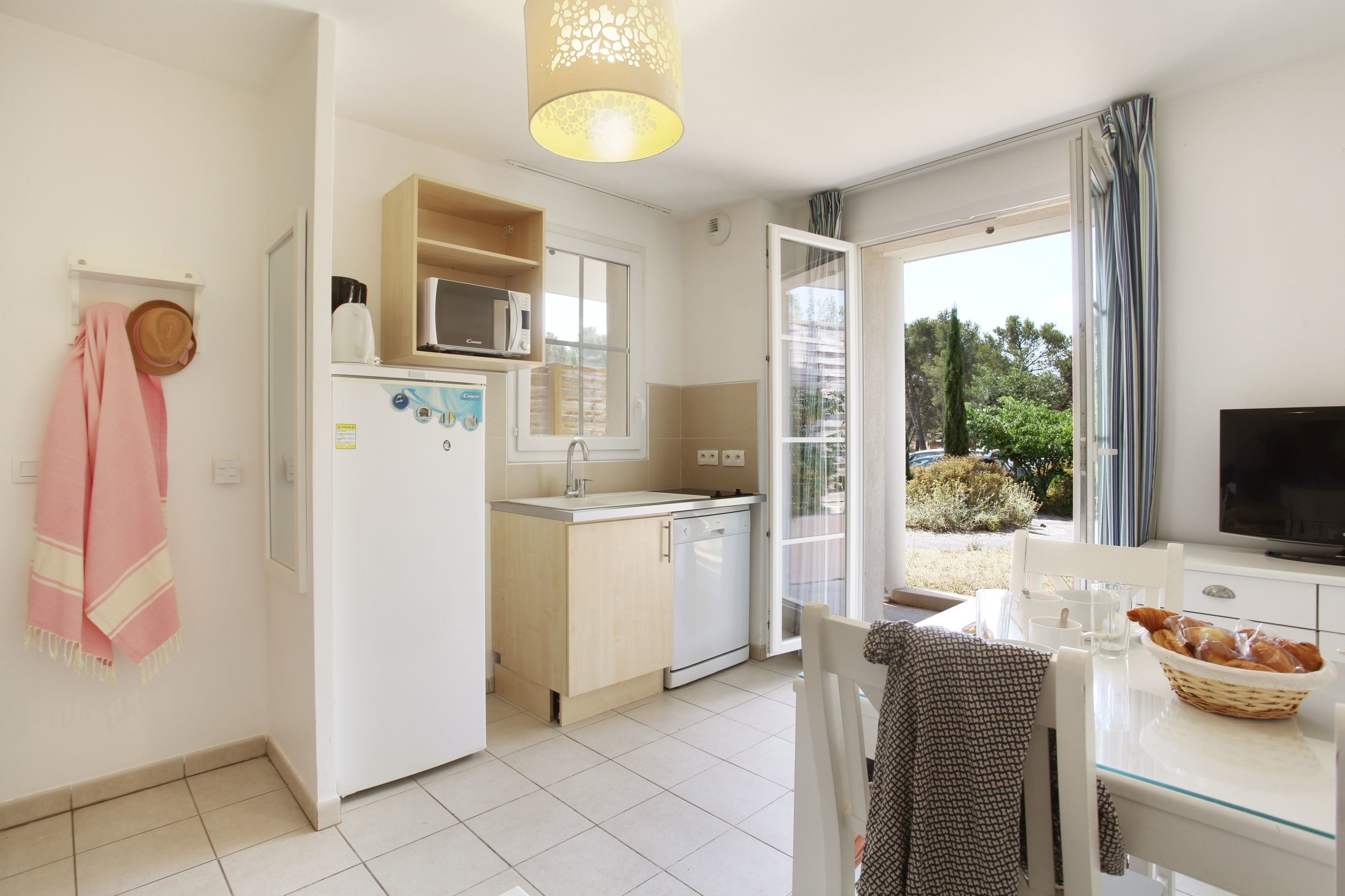 Køleskab/fryser i fuld størrelse, mikrobølgeovn, kogeplade