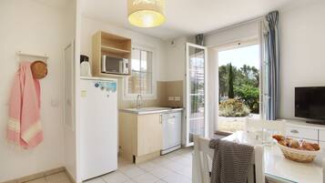 Køleskab/fryser i fuld størrelse, mikrobølgeovn, kogeplade