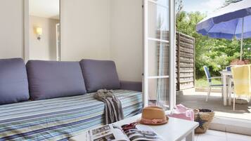 3 bedrooms, individually furnished, blackout curtains, soundproofing