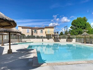 Seasonal outdoor pool, open 9:00 AM to 8:00 PM, pool loungers - Terres de France - Résidence de la Cabre d'Or (Cabries)