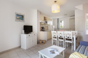 Full-sized fridge, microwave, stovetop, dishwasher - Terres de France - Résidence de la Cabre d'Or (Cabries)