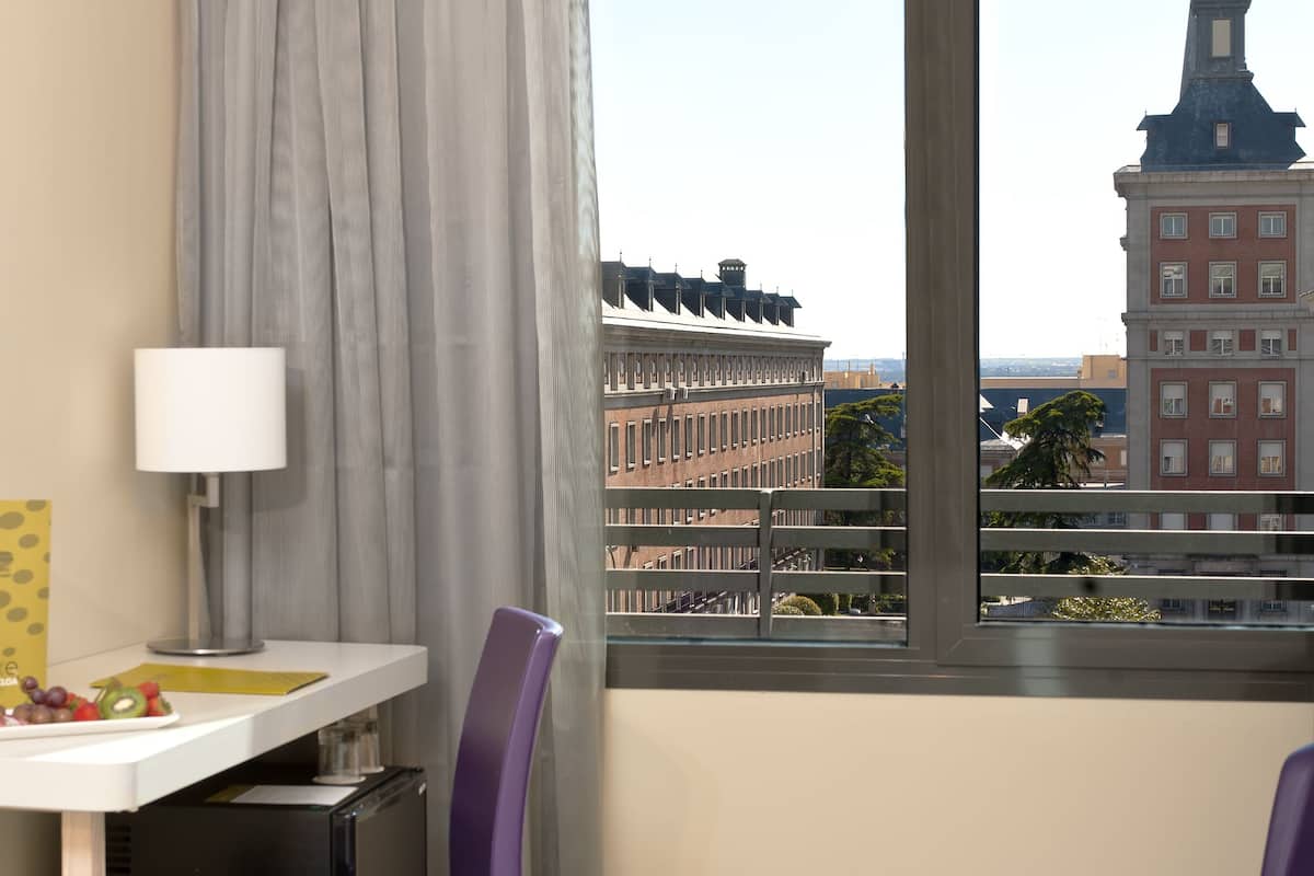 Bộ đồ giường cao cấp, minibar, két bảo mật tại phòng
