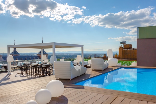 Una piscina al aire libre de temporada