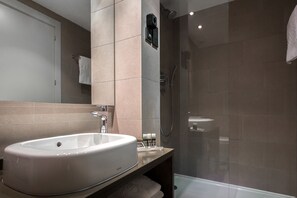 Habitación doble superior | Baño | Bañera profunda y cabezal de ducha tipo lluvia