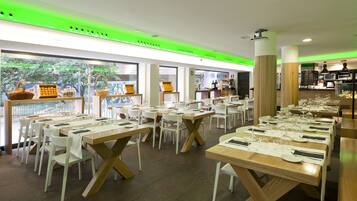 Esmorzar diari d'estil bufet (15 EUR per persona)