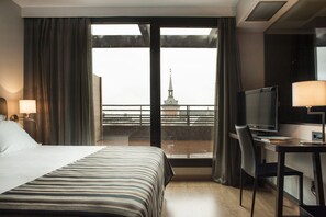 Ylelliset vuodevaatteet, minibaari, tallelokero huoneessa