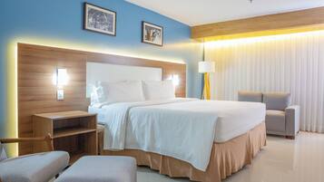 Standard Room, 1 King Bed (Top Floor) | In-room safe, desk, soundproofing, iron/ironing board