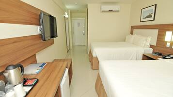 Kamar Standar, 2 Tempat Tidur Double | Brankas, meja kerja, kedap suara, dan setrika/meja setrika